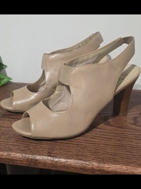 Life Stride Nude Peep-Toe Slingback Block Heels Size 8.5